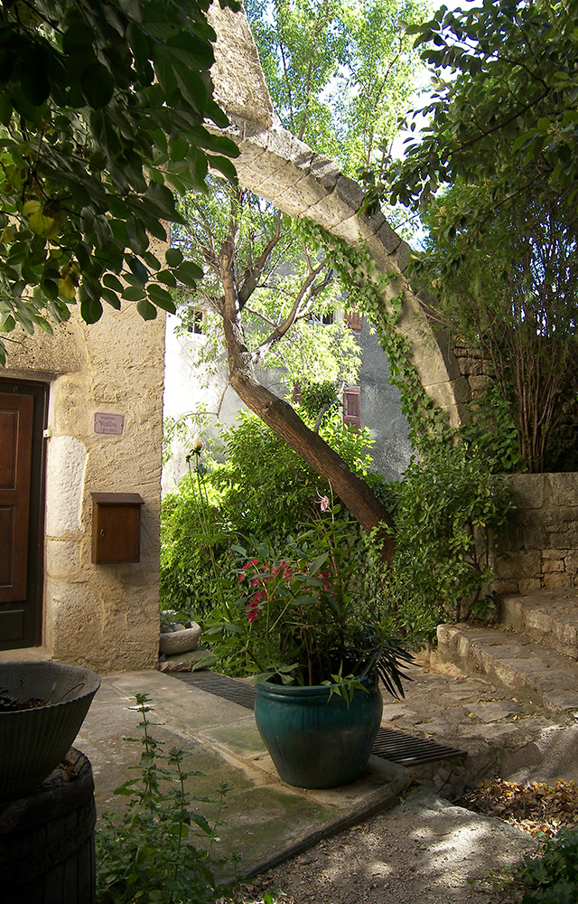 village de simiane la rotonde